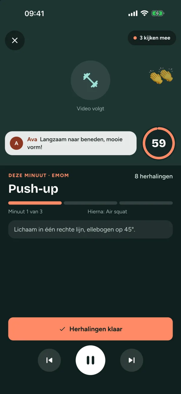 Push-ups in een EMOM-blok, met een aanmoediging van coach Ava